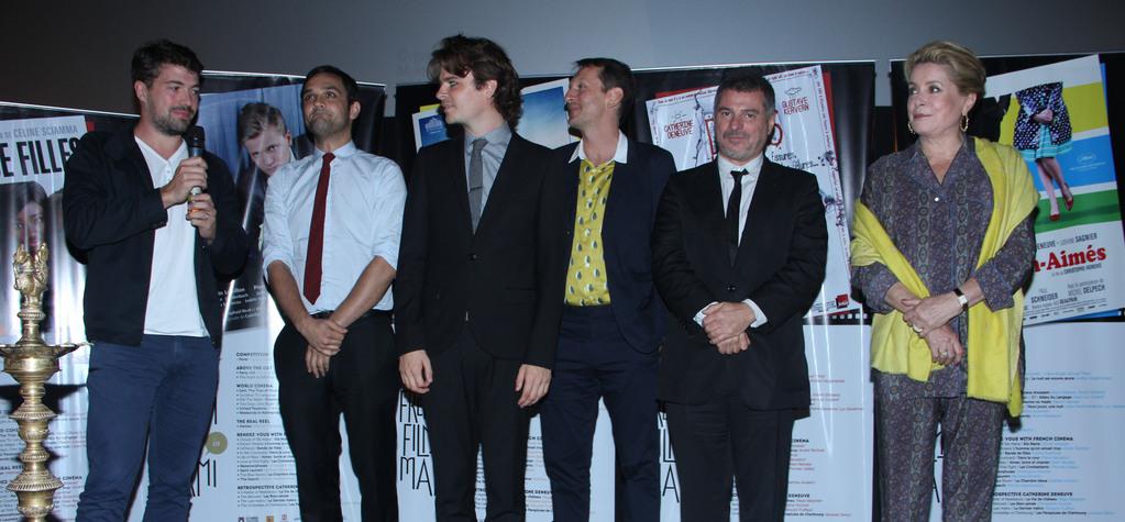 20 000 spectateurs pour le cin&eacute;ma fran&ccedil;ais au Festival de Mumbai - Sur la photo, de gauche &agrave; droite : Thomas Cailley, Jean-Philippe Rouxel, Rapha&euml;l Neal, Philippe Martin, Pierre Salvadori & Catherine Deneuve, le 16 octobre pour l'ouverture du - &copy; Sur la photo, de gauche &agrave; droite :&nbsp;Thomas Cailley,&nbsp;Jean-Philippe Rouxel,&nbsp;Rapha&euml;l Neal,&nbsp;Philippe Martin,&nbsp;Pierre Salvadori&nbsp;&&nbsp;Catherine Deneuve, le 16 octobre pour l'ouverture du "Rendez-Vous with French Cinema".